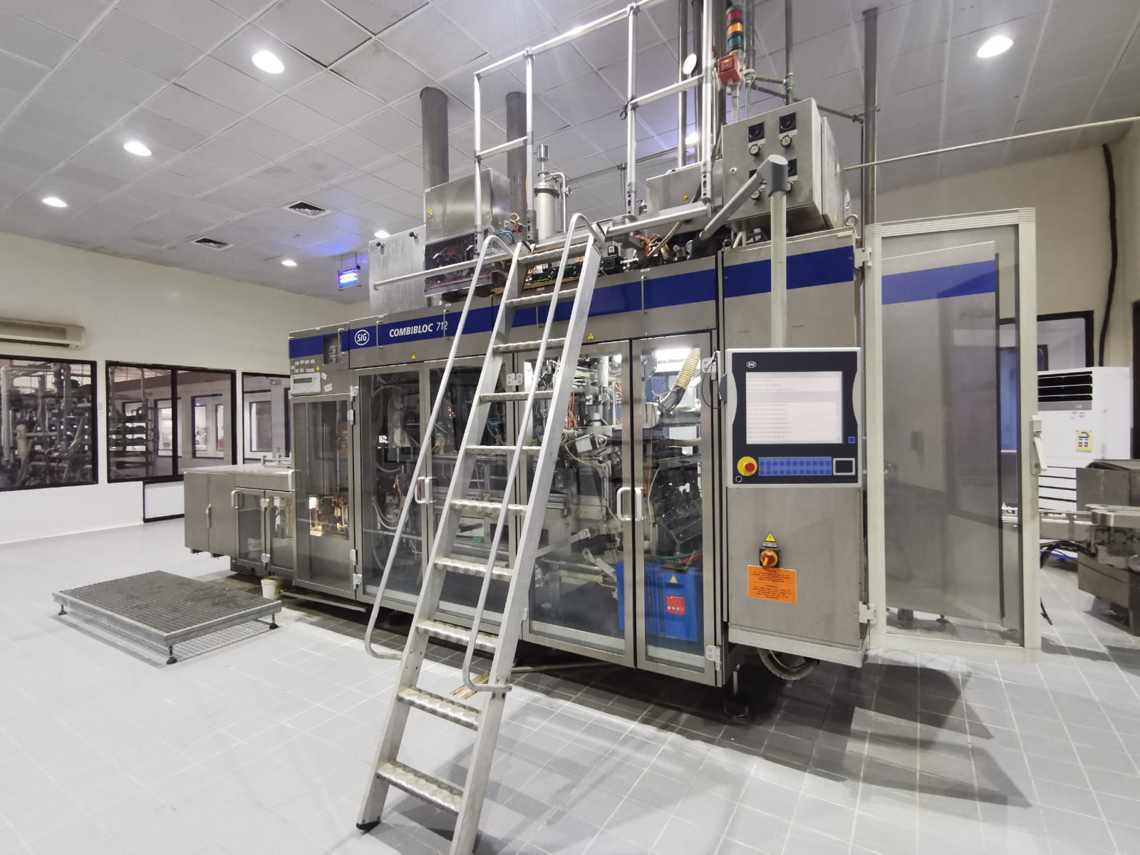 USED-SIG-COMBIBLOC-712-COMPLETE-FILLING-LINE-FOR-SALE