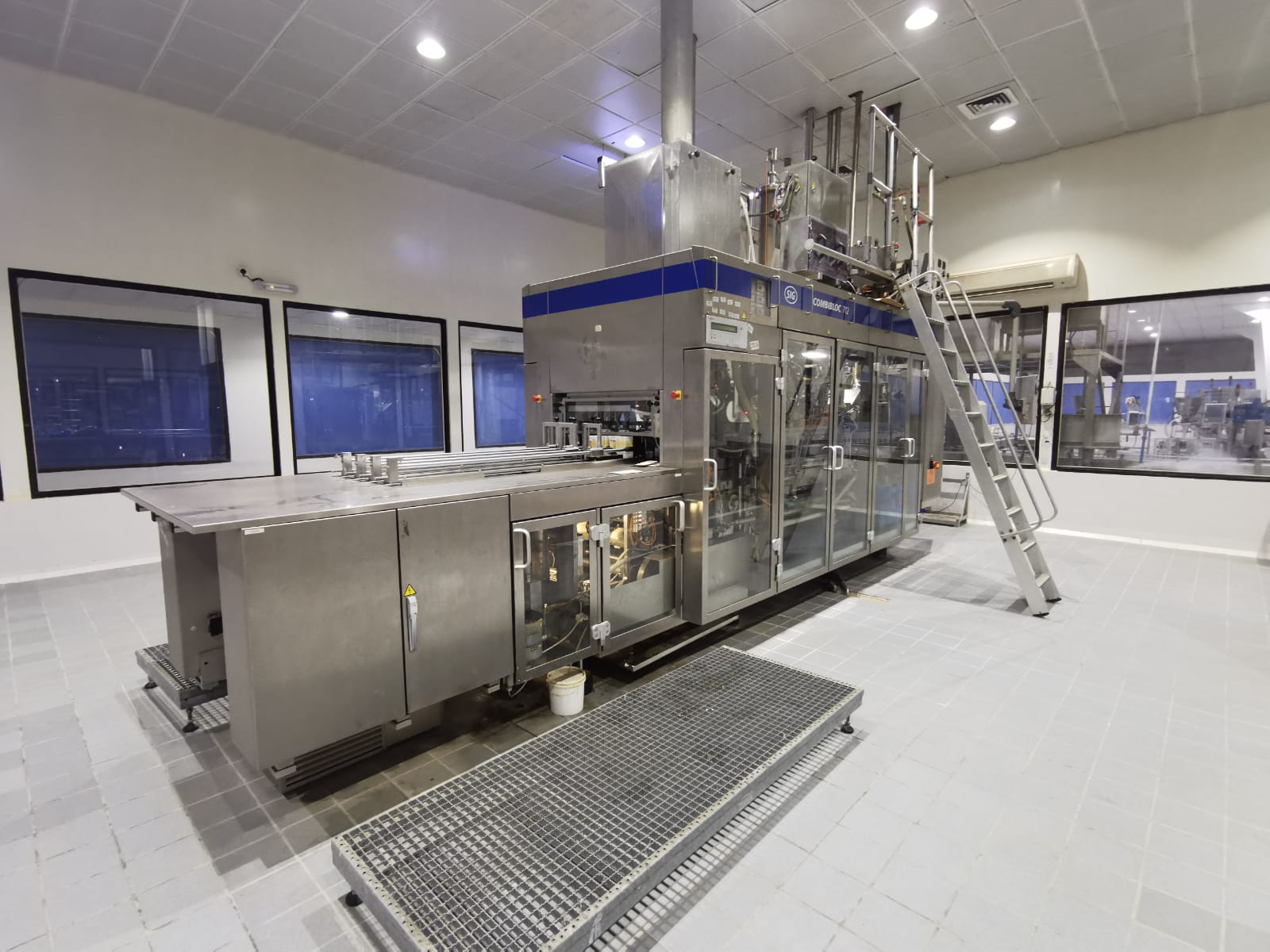 USED SIG COMBIBLOC 712 COMPLETE FILLING LINE FOR SALE